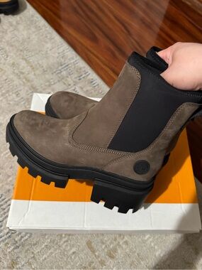 Timberland Women’s Everleigh Chelsea Boots.